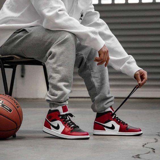 Phối đồ thể thao với giày Jordan cổ cao