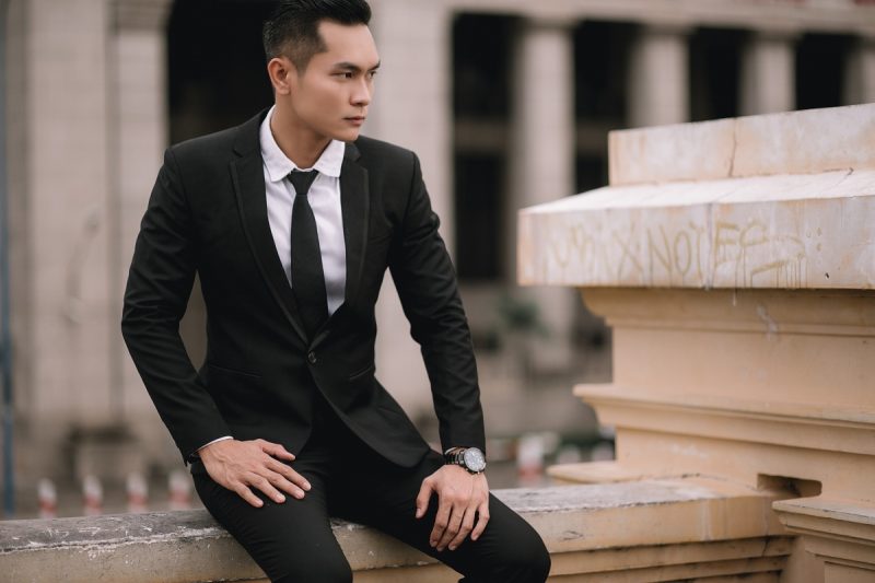 Phối Áo Vest Đen Cổ Điển