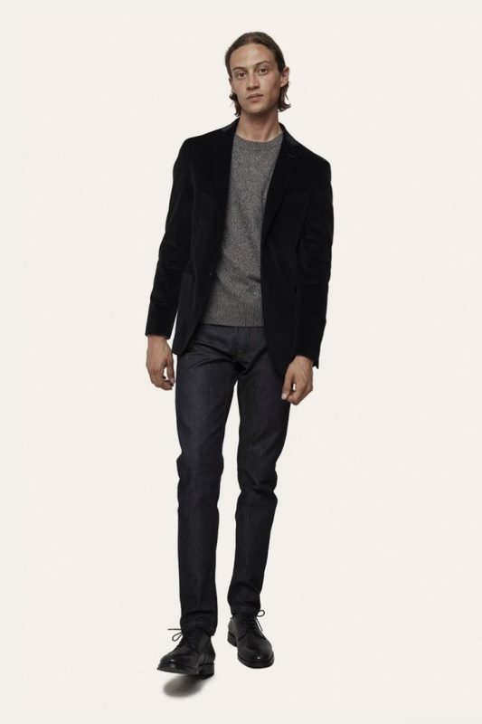 Blazer navy với áo thun xám và quần jeans