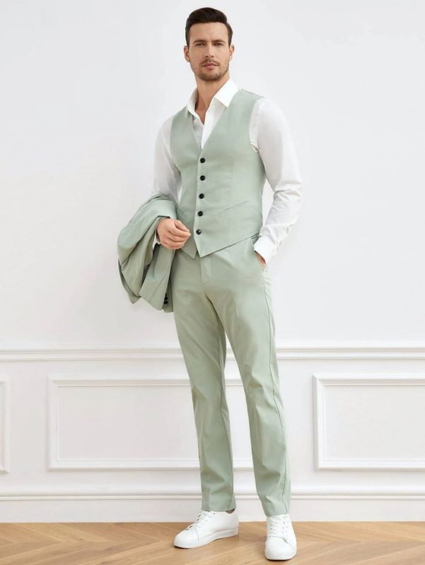 Blazer trắng với sơ mi pastel và quần kaki cho mùa hè