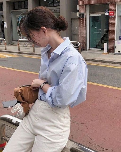 Phối áo sơ mi xanh đậm với quần jeans trắng