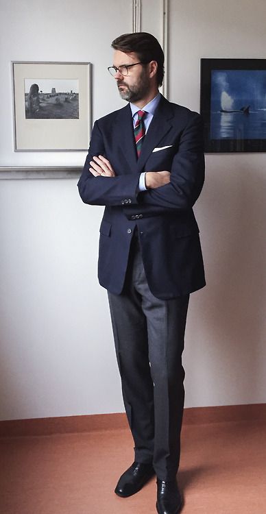 Blazer đen với áo sơ mi xanh navy và quần tây đen