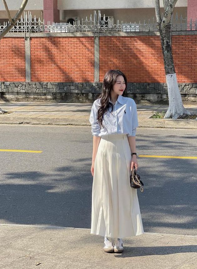Phối áo sơ mi xanh với chân váy midi trắng