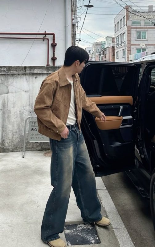 Quần jean xám với áo khoác bomber