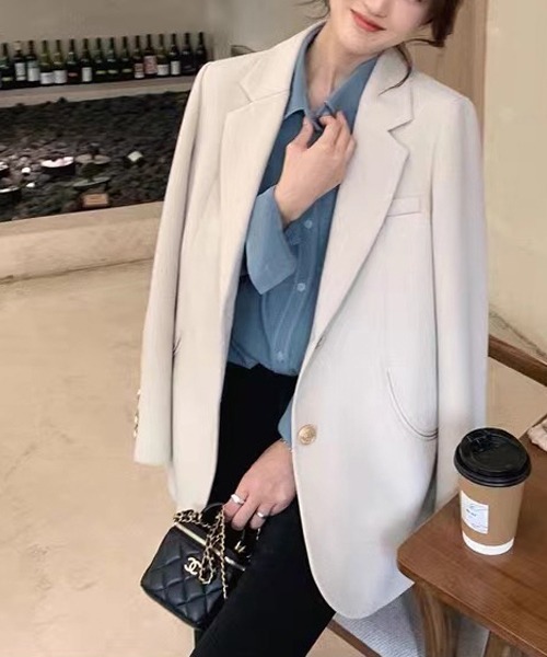 Phối áo sơ mi xanh với blazer trắng