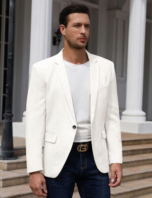 Blazer trắng với áo thun basic và quần jeans xanh nhạt