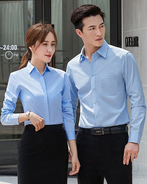 Phối áo sơ mi xanh với quần tây công sở
