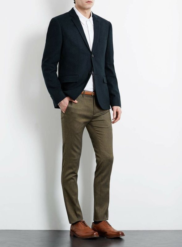 Blazer xám nhạt với sơ mi trắng và quần chinos xanh olive
