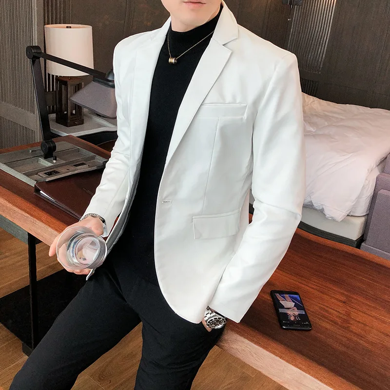 Blazer trắng với áo polo đen và quần kaki nam