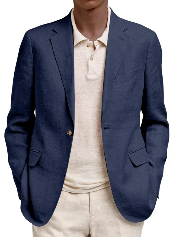 Blazer navy với áo polo trắng và quần chinos be