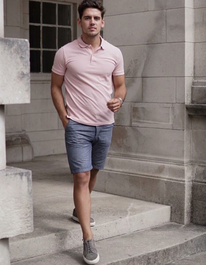 Áo polo hồng phấn với quần short denim