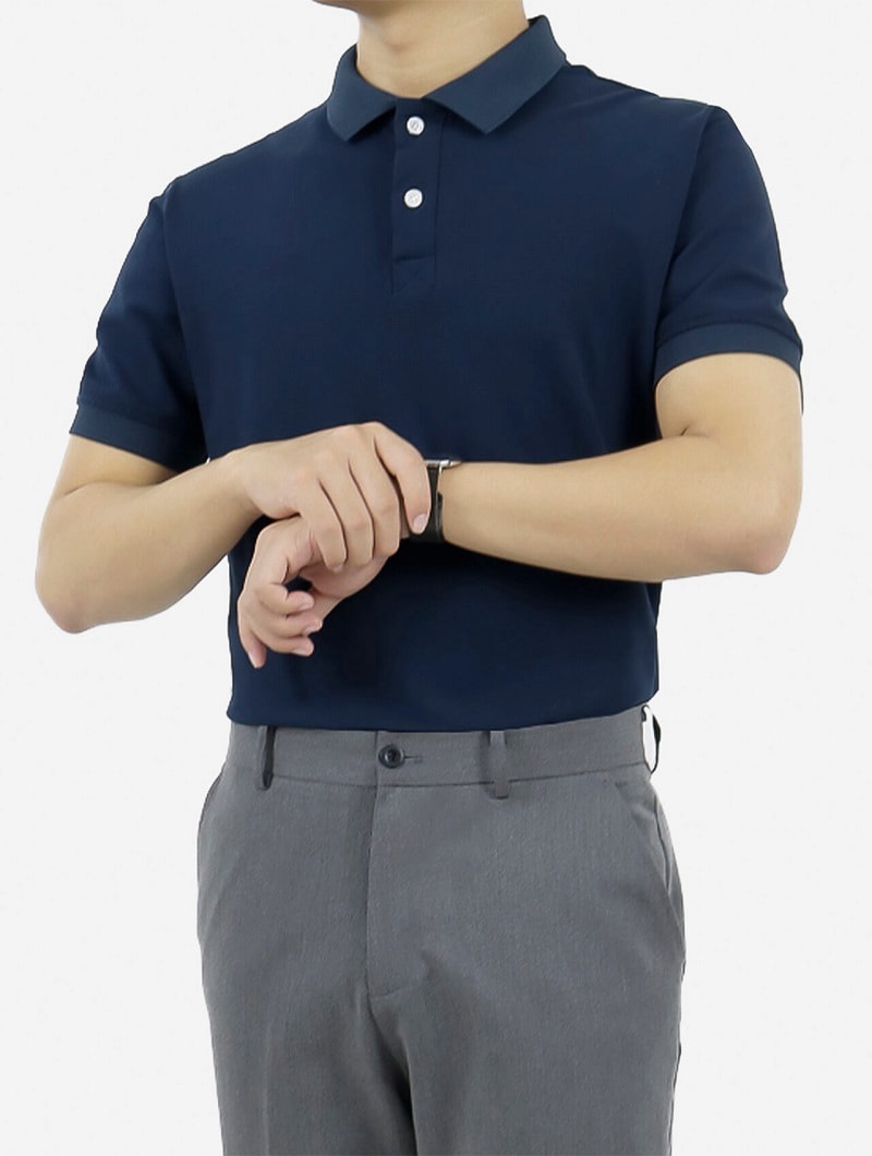Áo polo xanh navy với quần tây xám