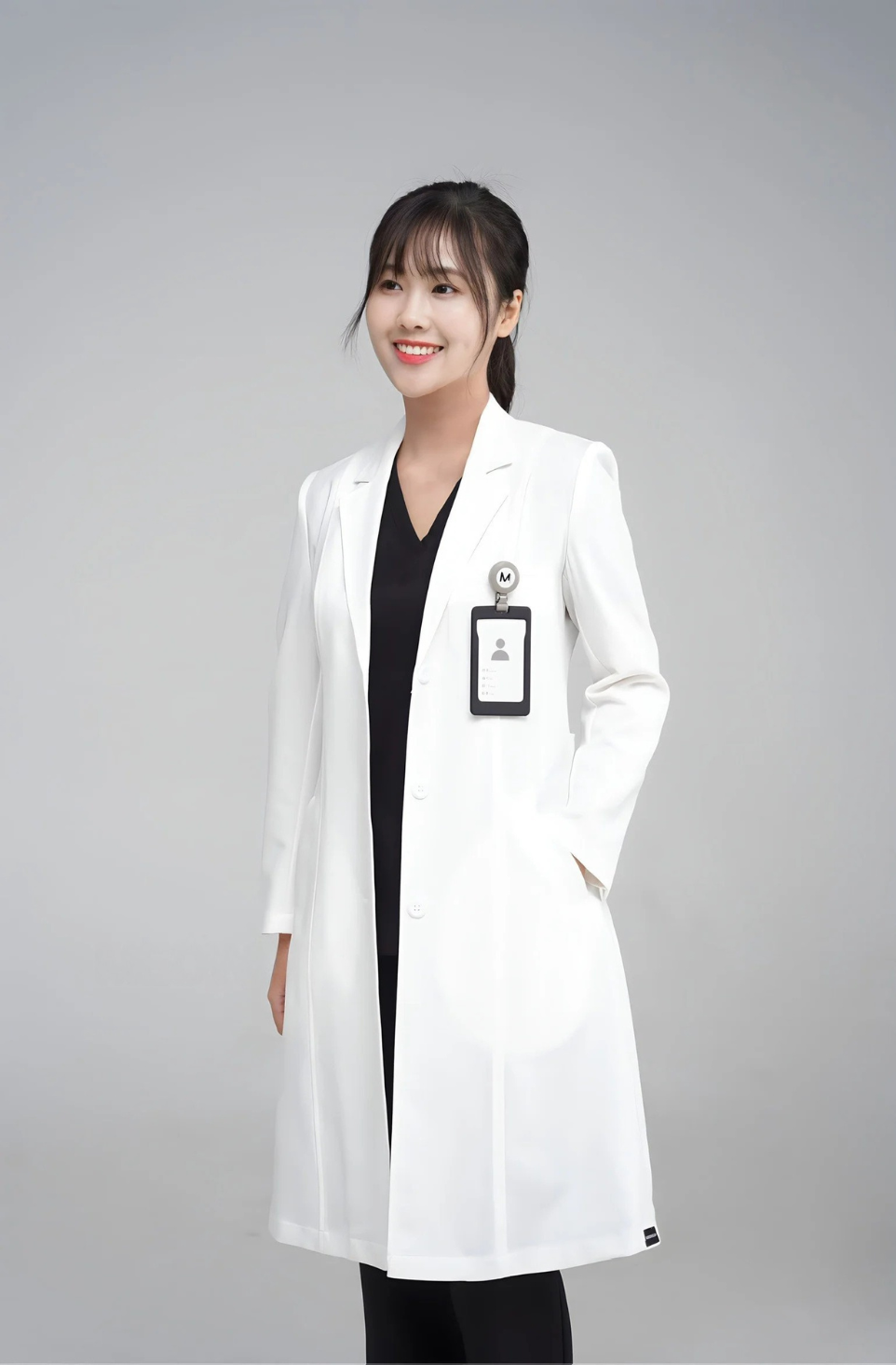 Áo blouse trắng phối đồ cùng bộ scrubs màu đen