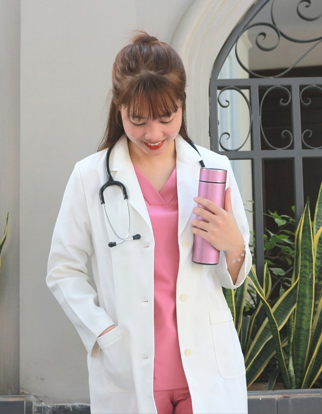 Áo Blouse trắng kết hợp với bộ Scrubs cổ tim màu hồng