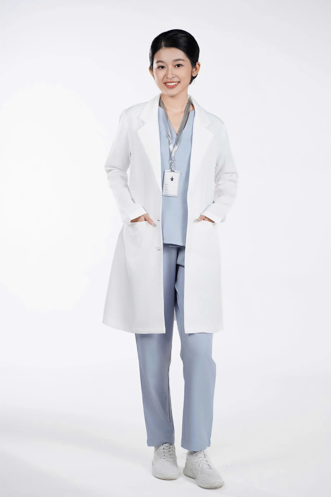 Áo Blouse trắng kết hợp cùng bộ scrubs cổ tim màu xanh nhạt