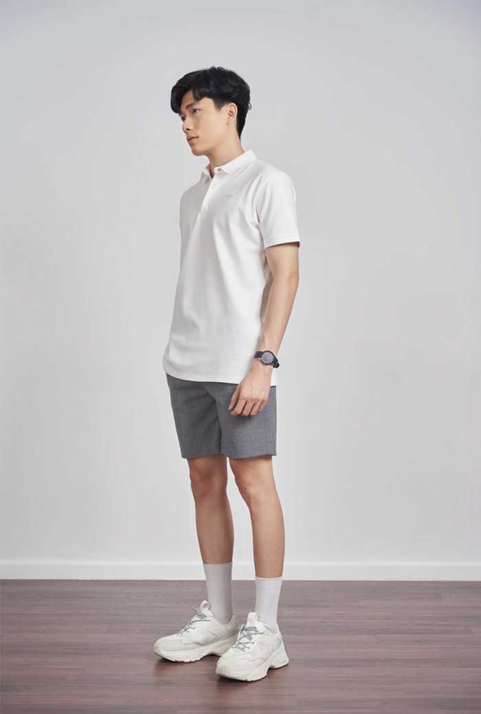 Áo polo trắng với quần short kaki