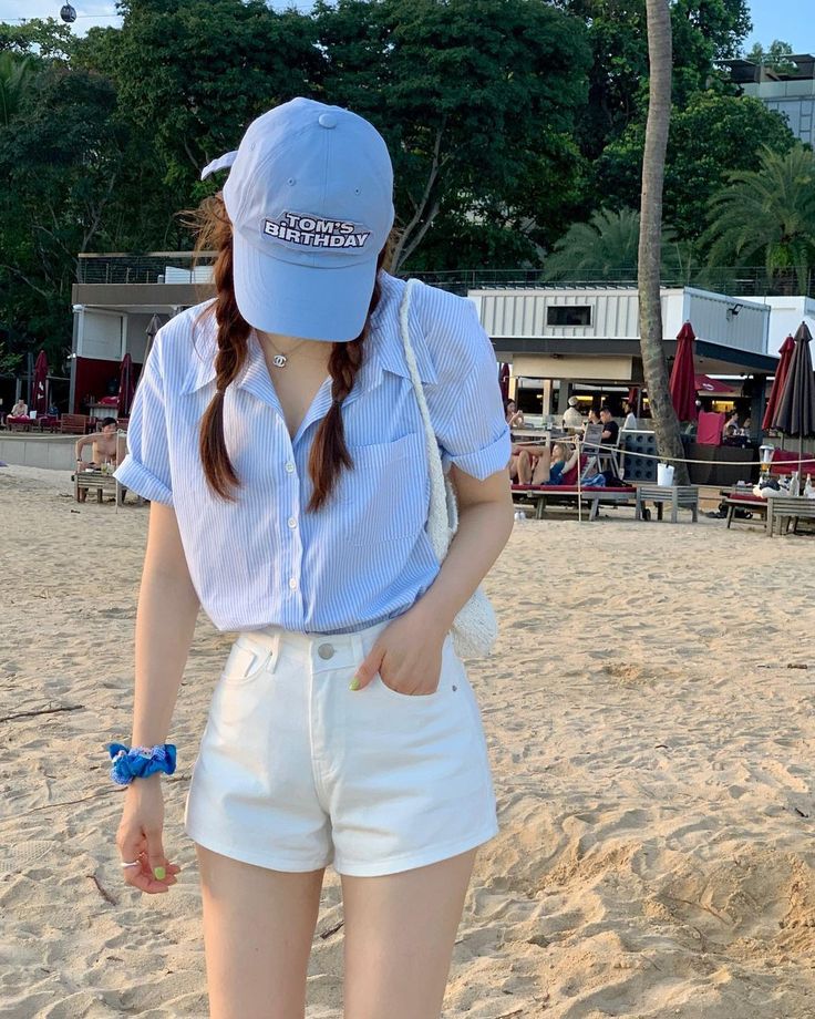 Phối áo sơ mi xanh tay ngắn với quần short kaki