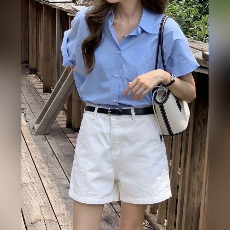 Phối áo sơ mi xanh với quần short mùa hè