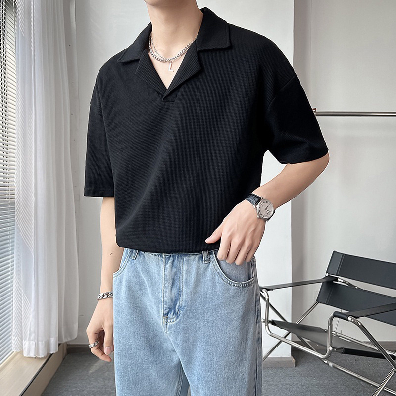 Áo polo đen với quần jeans xanh cổ điển