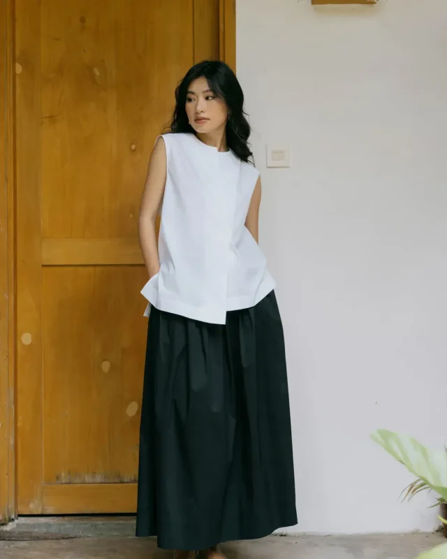 Chân váy xếp ly dài đen mặc với giày cao gót