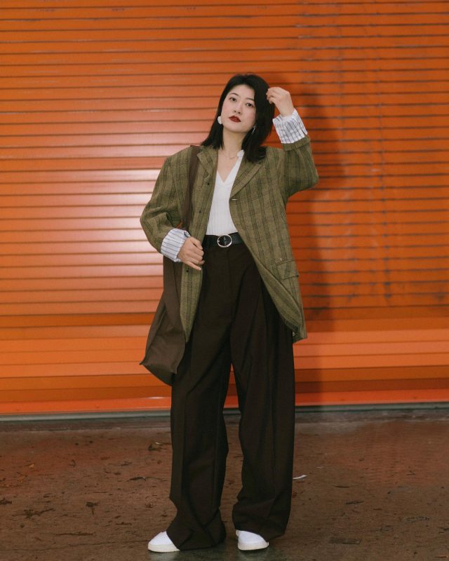 phối áo blazer croptop với quần ống rộng