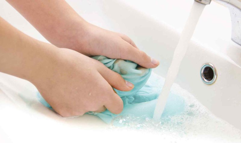 cách vắt quần áo bằng tay không bị giãn