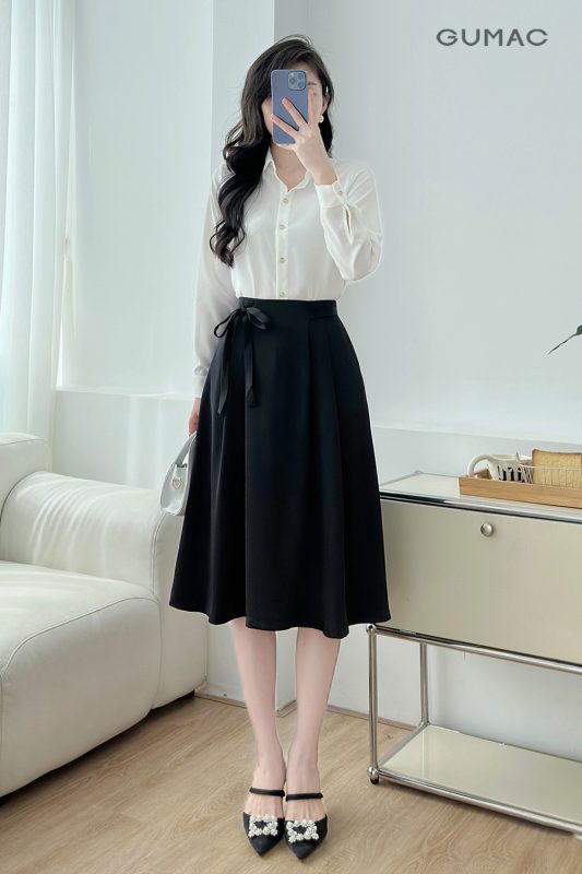 Phối đồ với chân váy xếp ly dài màu đen công sở