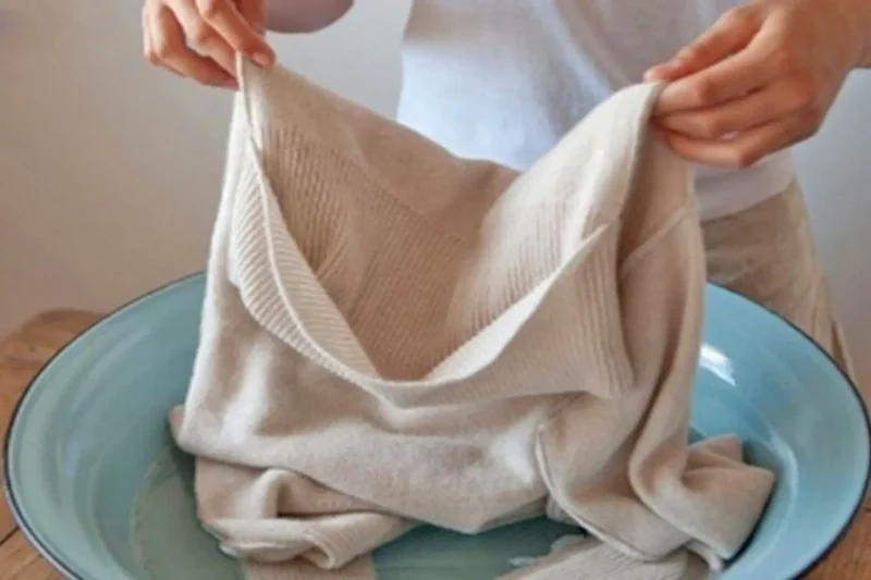 Phơi áo len đúng cách không bị chảy xệ
