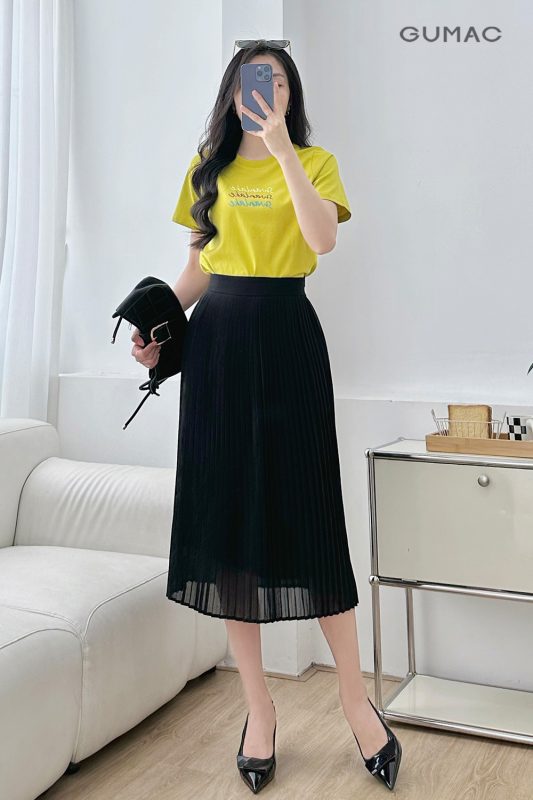 Mẹo phối đồ với chân váy xếp ly dài đen cho người thấp