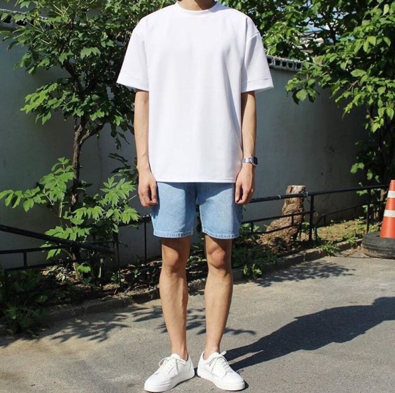 Phối đồ sneaker nam cùng quần short ngày hè
