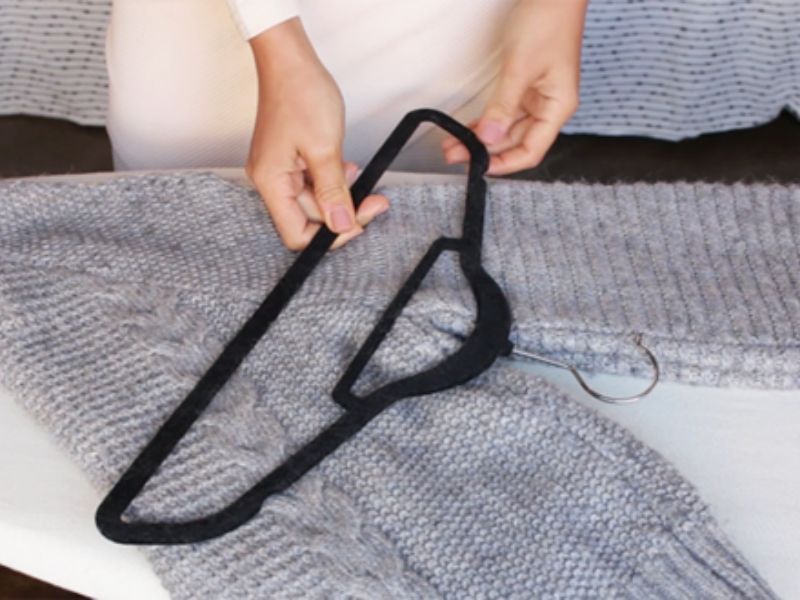 chuẩn bị áo len trước khi phơi
