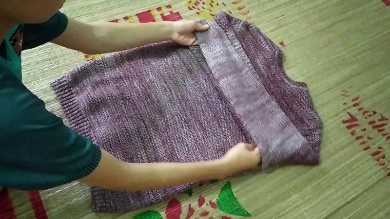 cách gấp áo len kiểu cuộn tròn
