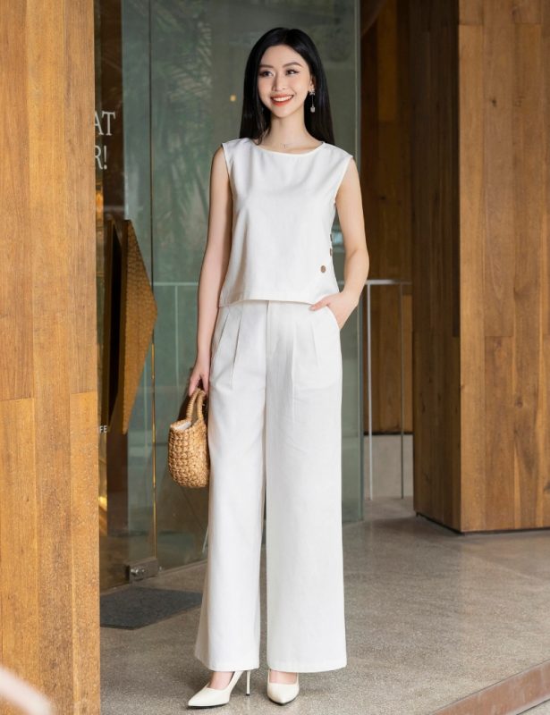 Phối đồ với áo sát nách nữ tính cùng chân váy midi