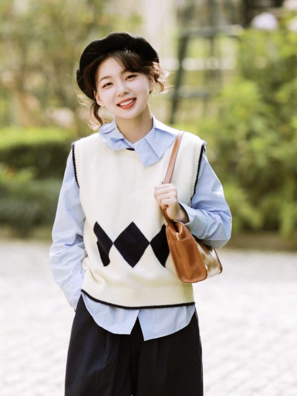 Phối áo gile vest với áo thun cho phong cách công sở