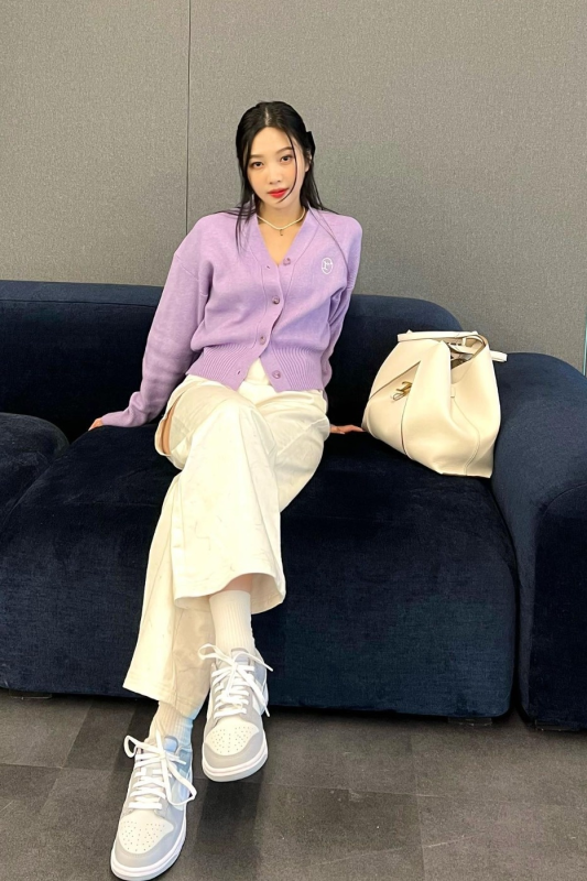 Phối đồ màu tím pastel với denim