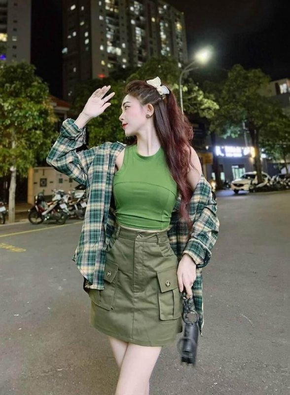 phối đồ với áo ba lỗ nữ và quần jeans