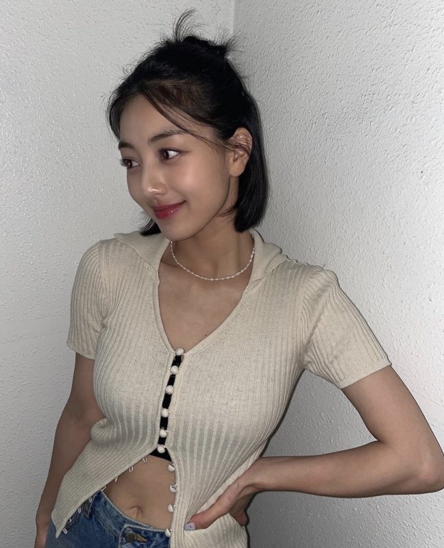 Cách layer áo cardigan ngắn với áo croptop khoe eo thon tinh tế.