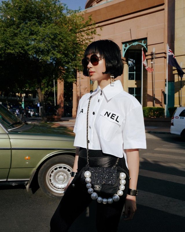 cách phối áo sơ mi croptop buộc vạt