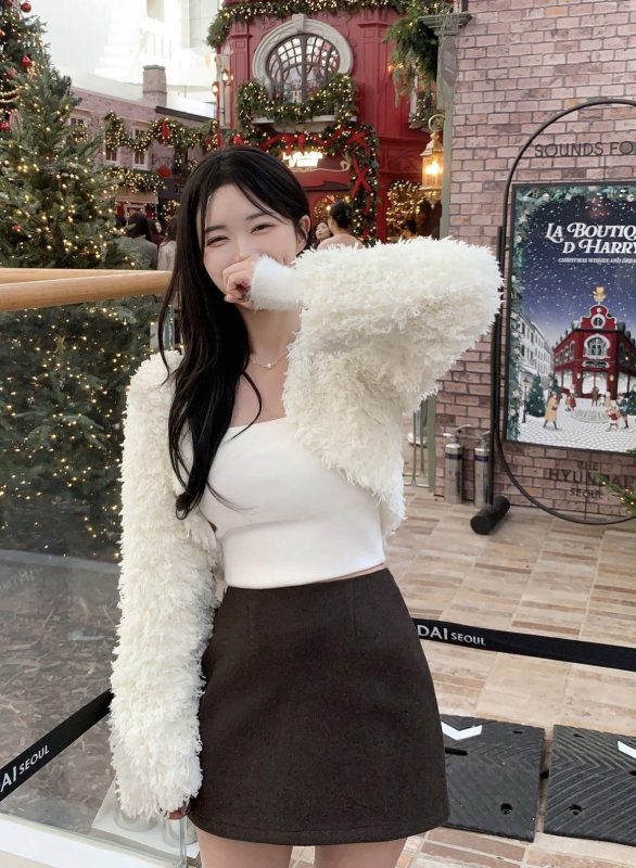 Phối áo khoác lông ngắn sành điệu với boots cao cổ