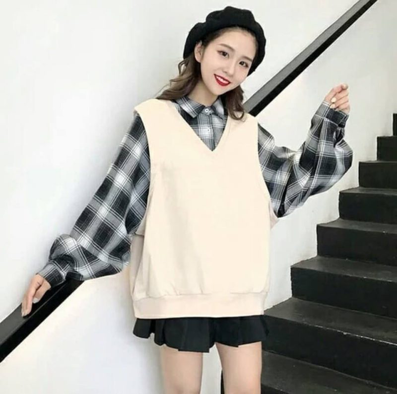 Phối áo gile jean với áo thun basic năng động