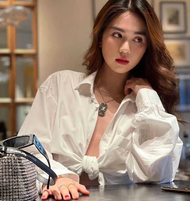 cách mặc áo sơ mi nữ phá cách
