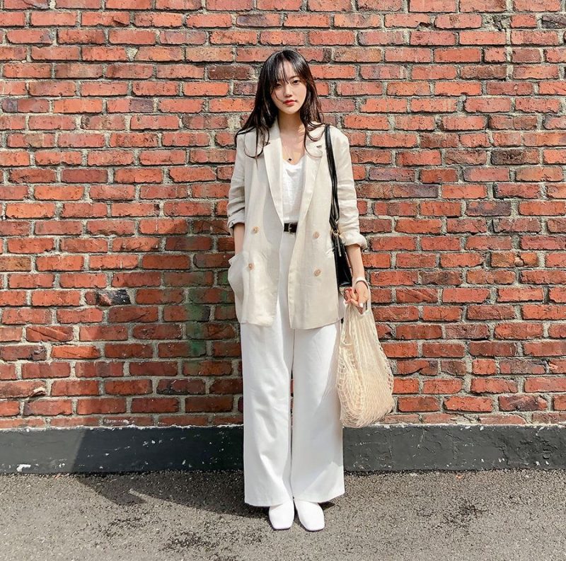 phối áo blazer với quần ống rộng tôn dáng
