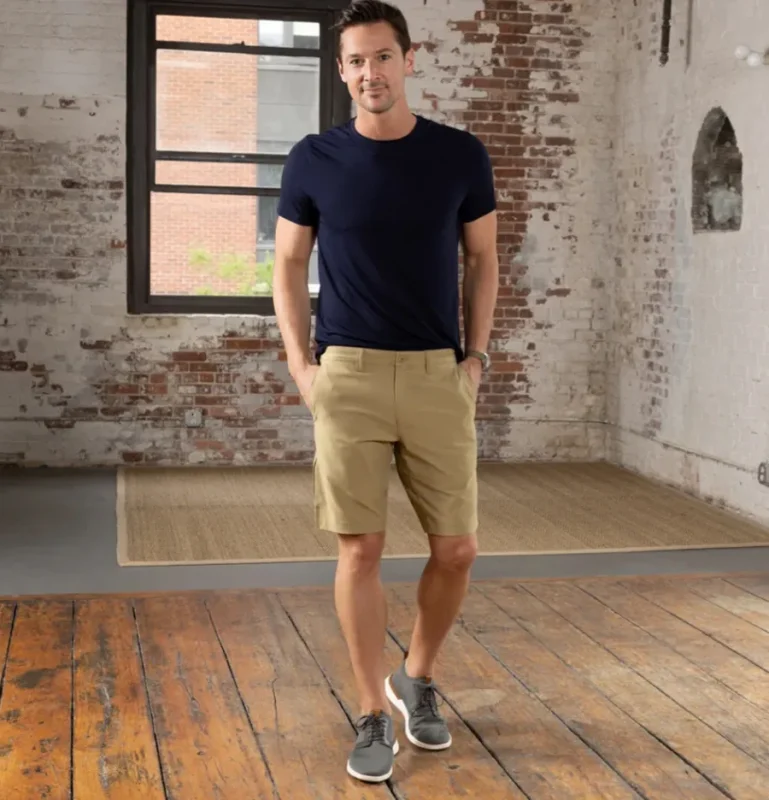 Phối đồ quần short kaki nam với giày sneaker