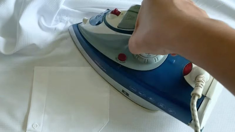 cách ủi cổ áo sơ mi