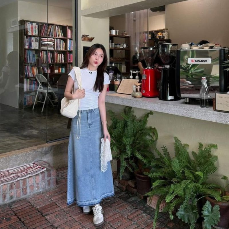 Phối đồ chân váy jean dài với áo thun basic
