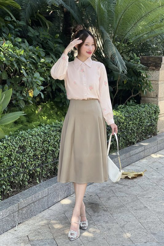 Chân váy xếp ly dài màu kem nhẹ nhàng nữ tính