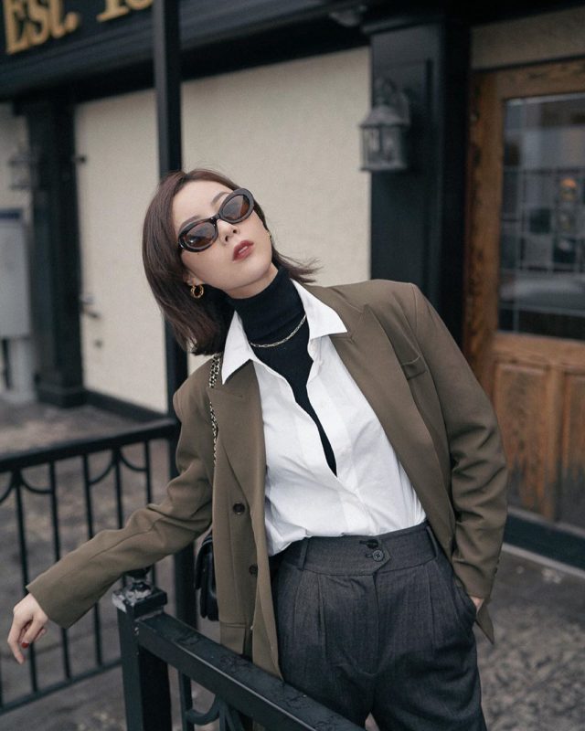phối áo cổ lọ nữ phong cách Hàn Quốc