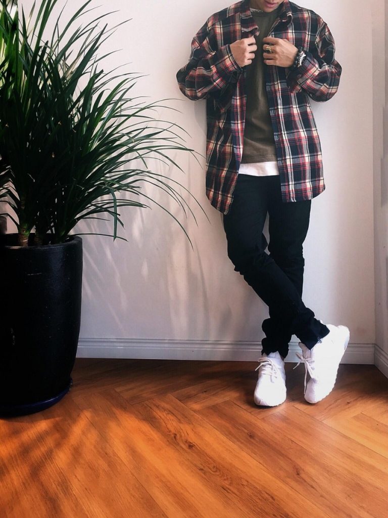 Phối đồ với giày sneaker nam theo phong cách athleisure