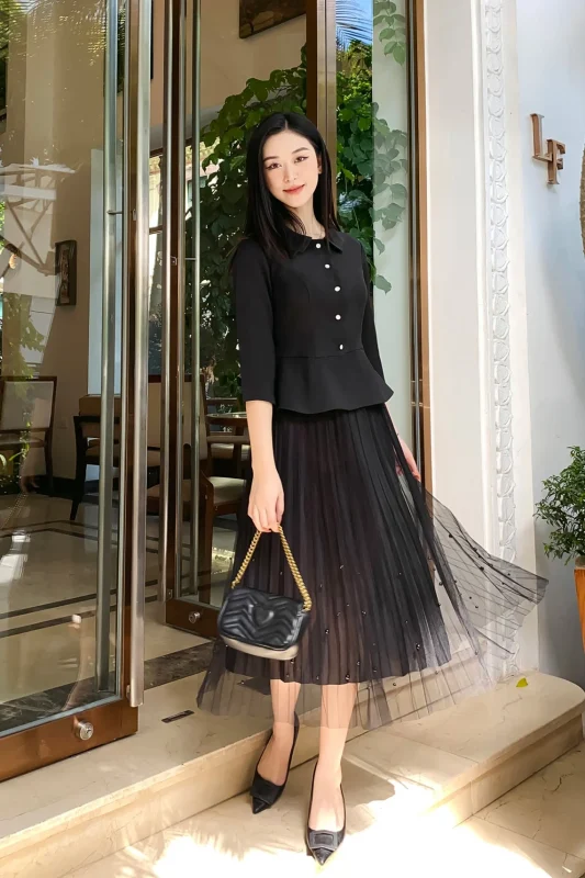Cách phối đồ với chân váy xếp ly dài màu đen và blazer