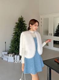 Cách phối đồ với áo khoác lông ngắn và chân váy midi